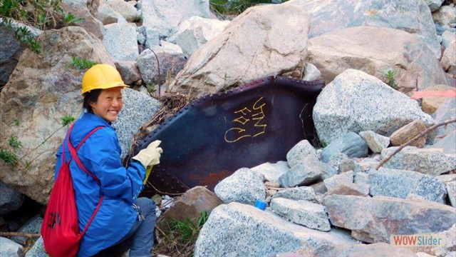 Dawn Mine Soyoung removing graffiti